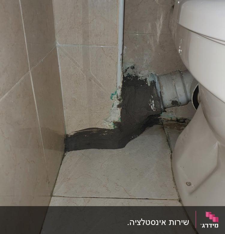 חיבור צינור ביוב לאסלה עם איטום שחור